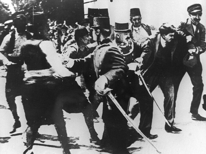 Gavrilo Princip (rechts) wordt na de feiten op 28 juni 1914 weggeleid.