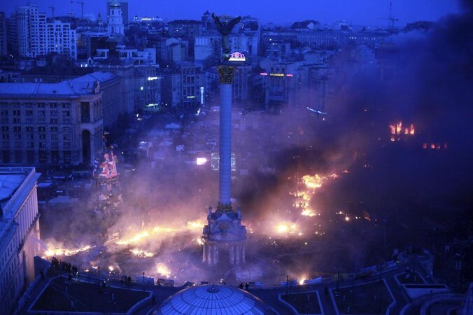 Ook vanavond staan delen van het Onafhankelijkheidsplein in Kiev in brand.