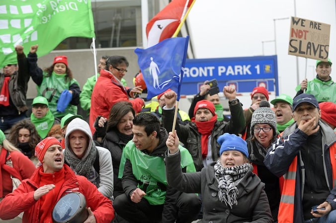 De betogers hielden iets voor de middag een half uur lang een sit-in voor de inkom van het luchthavengebouw.