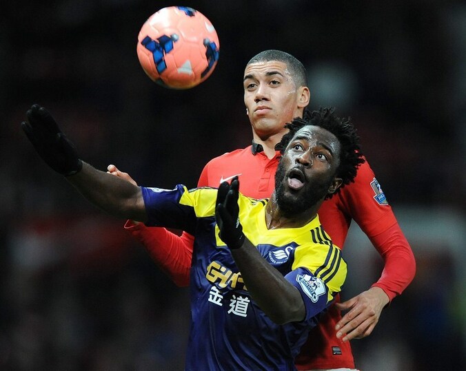 Chris Smalling (links) in actie tegen Wilfried Bony.