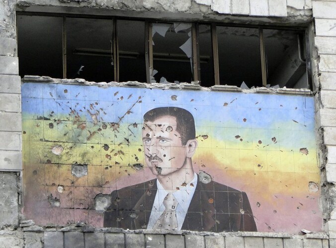 Een afbeelding van de Syrische president Bashar al-Assad op een gebouw in Aleppo.