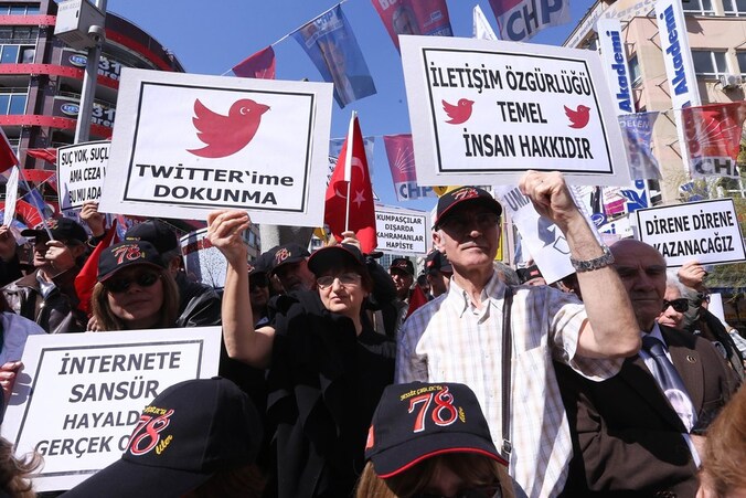 De blokkade kwam tot stand nadat Twitter weigerde enkele tweets over premier Erdogan te verwijderen. Later kwam daar de blokkade van YouTube bij.