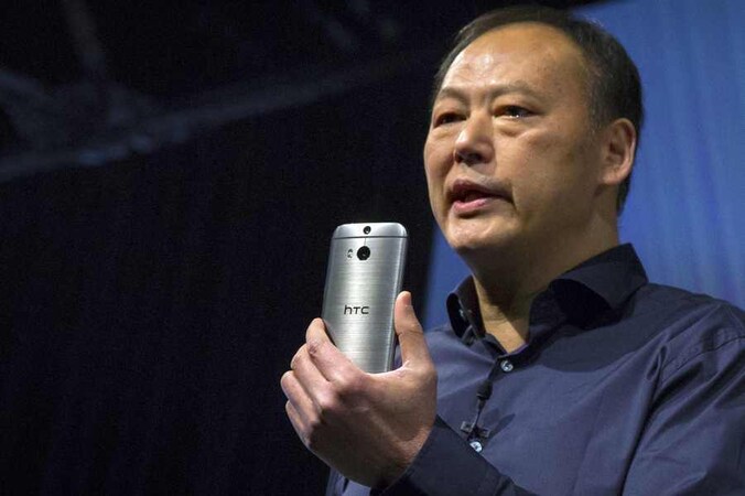 Topman Peter Chou toont de nieuwe HTC One.