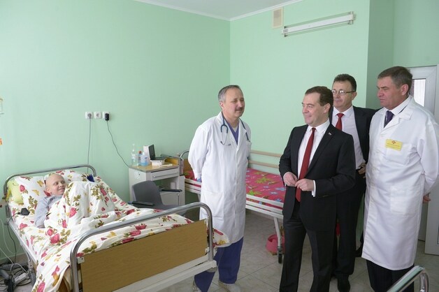 Medvedev bezoekt een ziekenhuis in Simferopol.