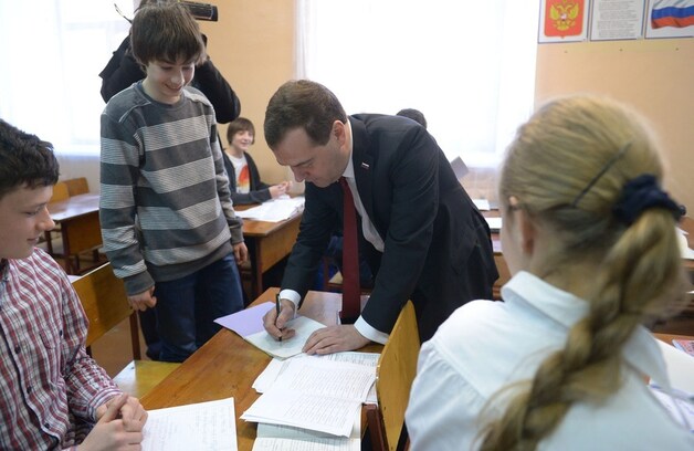 Medvedev bezoekt ook een school op de Krim.