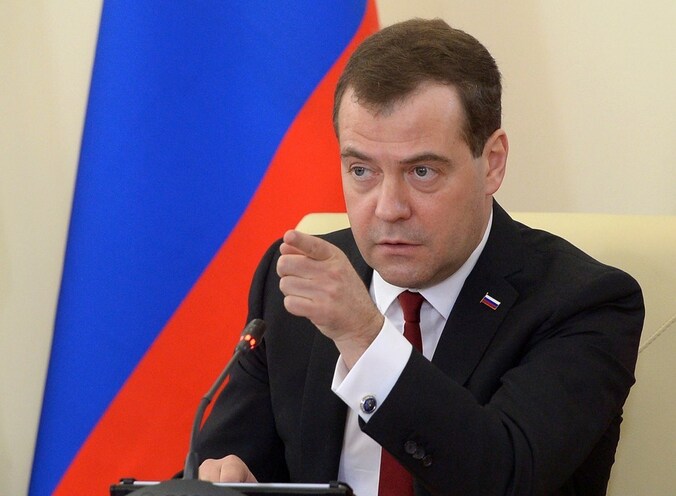 De Russische premier Medvedev spreekt op een bijeenkomst over economische vooruitgang in Simferopol.