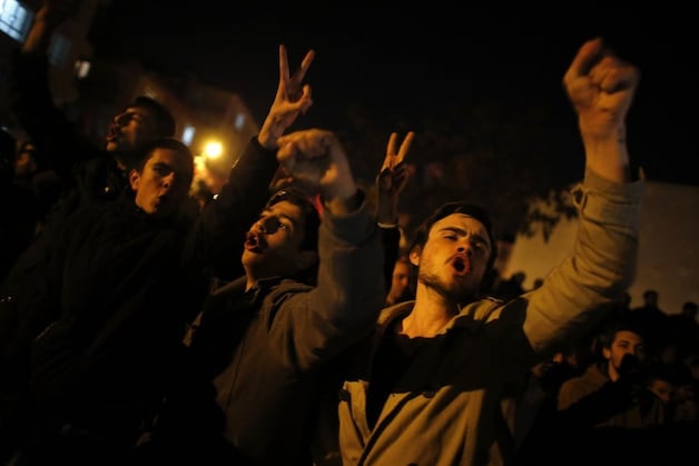 Aanhangers van oppositiepartij CHP roepen anti-regeringsslogans in de hoofdstad Ankara.