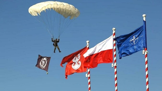 Een Navo-para neemt deel aan een militaire oefening in Polen.
