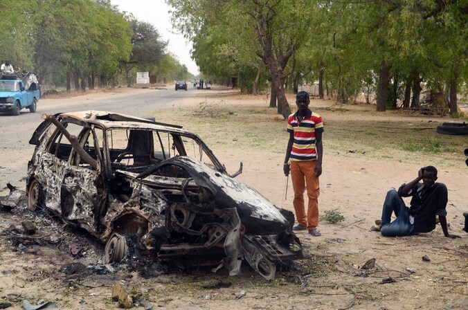 De restanten van een auto die afgelopen week is opgeblazen met een bom, vermoedelijk door Boko Haram. Vijf politieagenten kwamen om het leven.