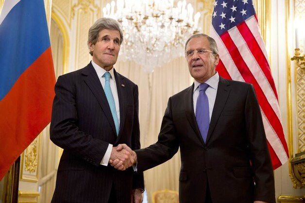 De Russische minister van Buitenlandse Zaken Sergej Lavrov (r) en zijn Amerikaanse ambtgenoot John Kerry (l).