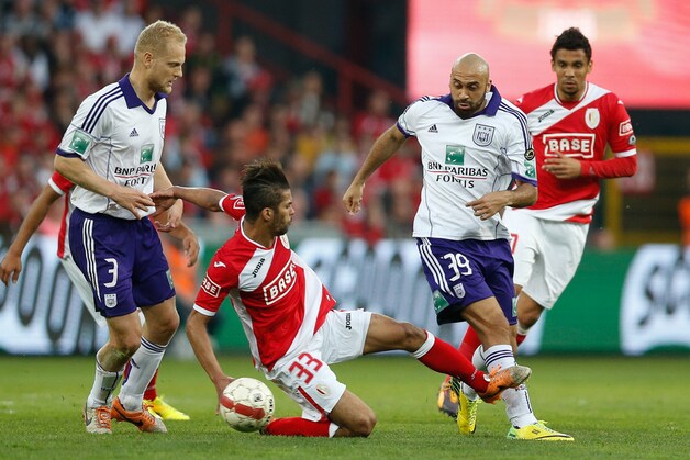 Minuut 85: Carcela plant de studs op het been van Vanden Borre. Rood is het resultaat.