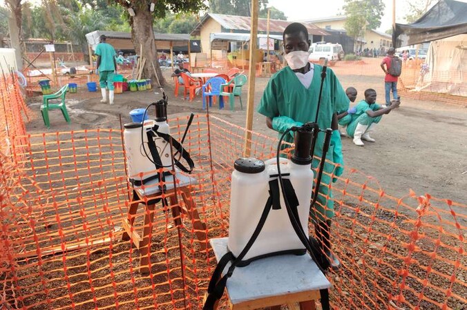 Een medewerker bij de afdeling van Artsen Zonder Grenzen in Guékou, Guinee.