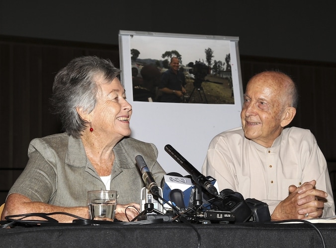 De ouders van de Australische journalist Peter Greste met een foto van hun zoon, dinsdag tijdens een persconferentie in Brisbane.