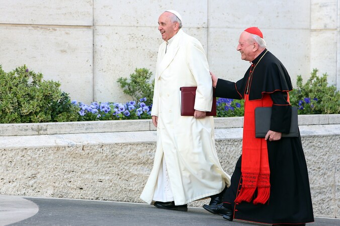 Paus Franciscus (links) met één van zijn kardinalen Franc Rode.