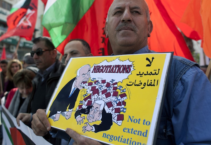 Een Palestijnse betoger protesteert tegen het verlengen van de vredesonderhandelingen tussen Israël en Palestina.