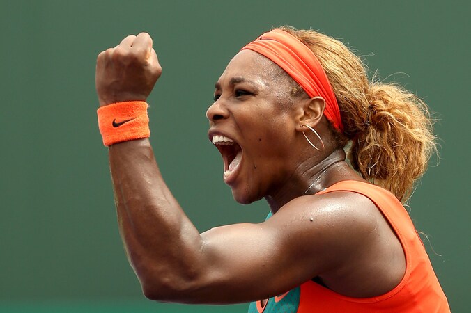 Serena Williams balt haar vuist na de winst in Miami.