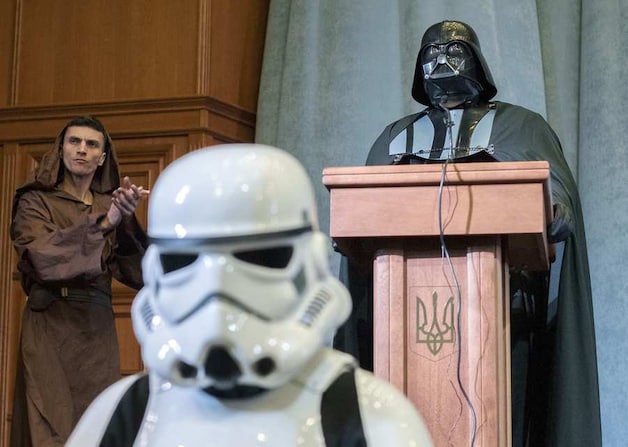'Darth Vader' houdt een toespraak.