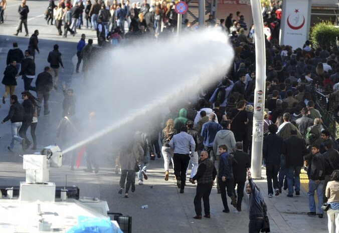 De politie spuit met waterkanonnen op demonstranten in Ankara.