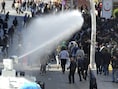 De politie spuit met waterkanonnen op demonstranten in Ankara.