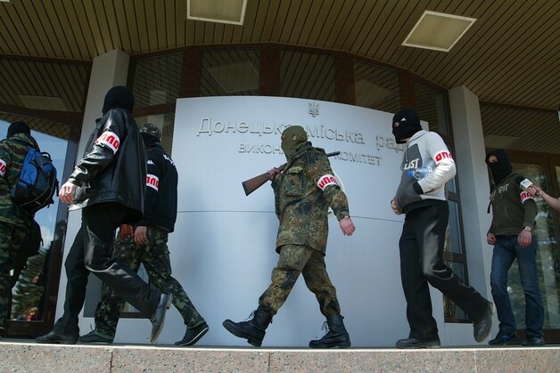 Gewapende mannen voor een overheidsgebouw in Donetsk vandaag.
