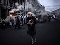 Een vrouw op het Onafhankelijkheidsplein in Kiev.