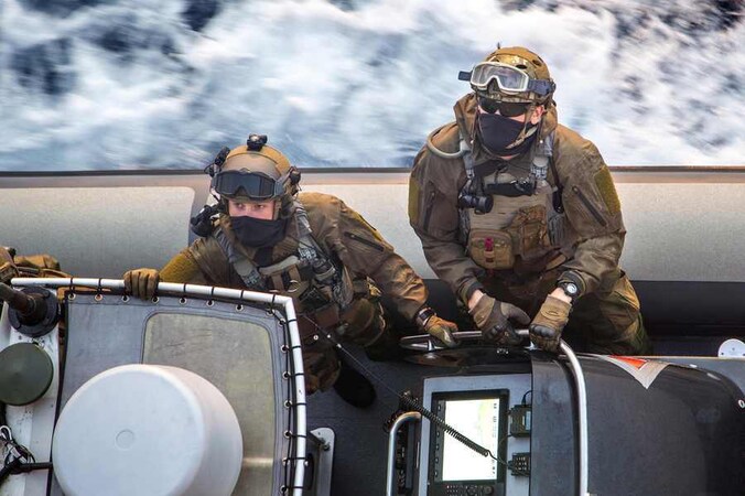 Leden van de Noorweegse Naval Special Warfare Group die helpen met het transporteren van chemische wapens uit Syrië.