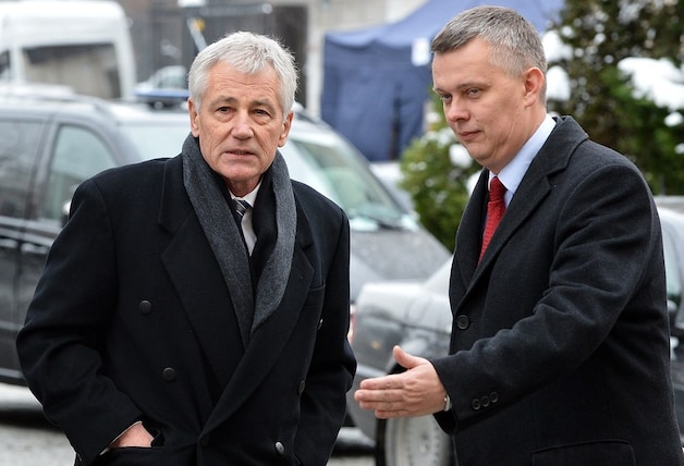 Chuck Hagel (L) op werkbezoek in Warschau.