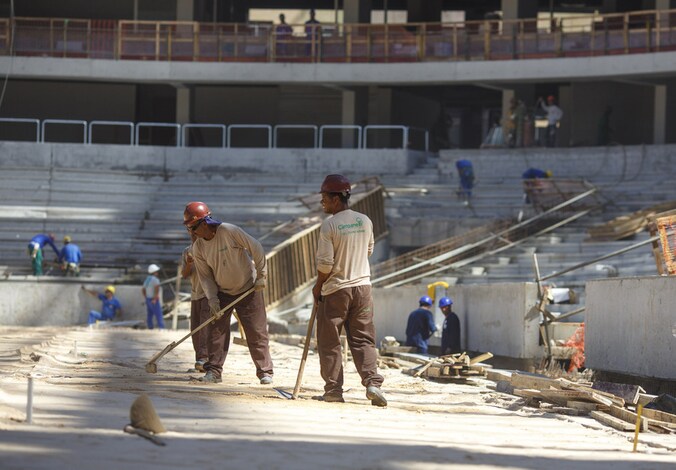Arbeiders in Arena da Baixada in Curitiba
