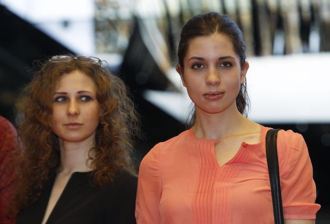 Nadezhda Tolokonnikova (R) en Maria Alyokhina (L)