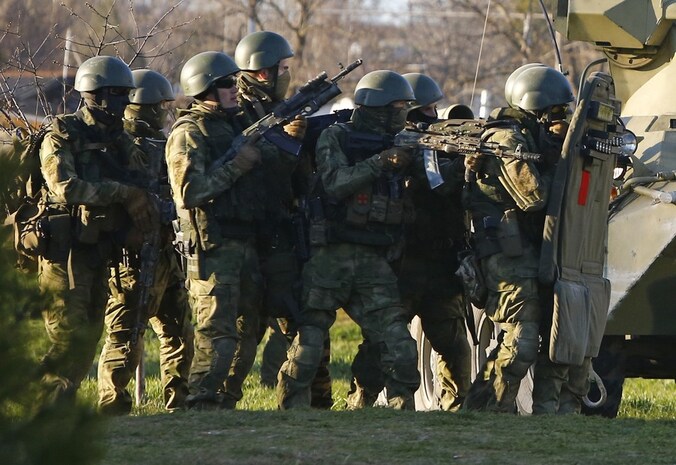 Russische troepen aan de vliegbasis Belbek.