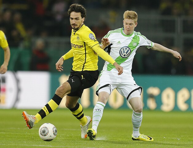 De Bruyne in duel met Hummels.