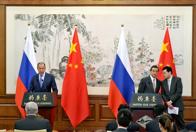 Lavrov (links) bij z'n bezoek aan China.