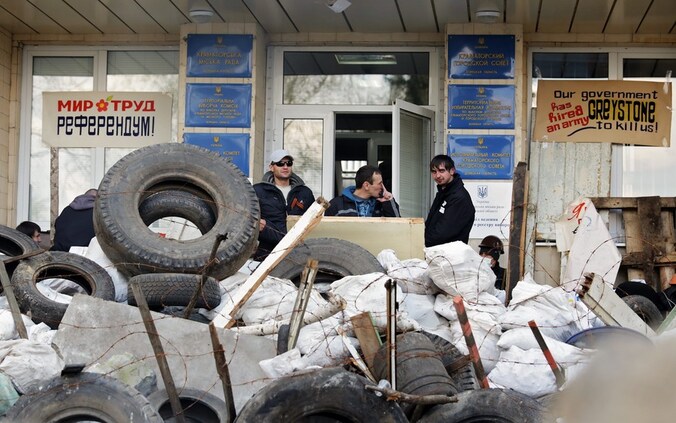 Pro-Russische activisten voor het stadhuis van Kramatorsk.