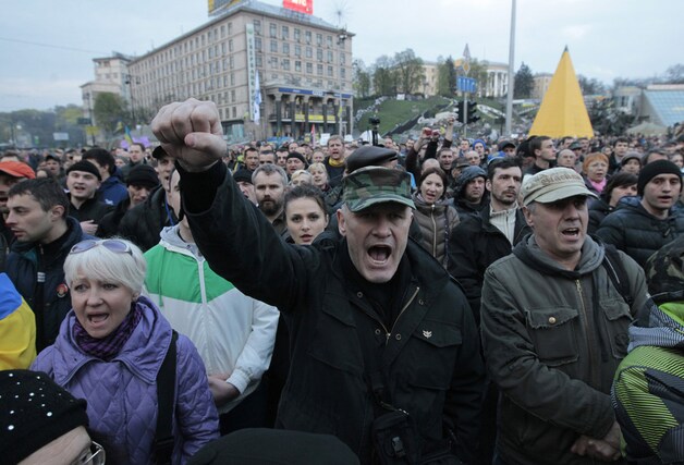 Het Onafhankelijkheidsplein in Kiev op maandag. De betogers zijn boos op de regering die volgens hen te afwachtend reageert op de crisis in het oosten van het land.