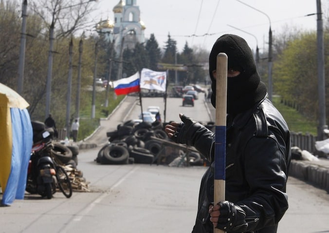 Een pro-Russische militant bewaakt een barricade bij de stad Slavjansk