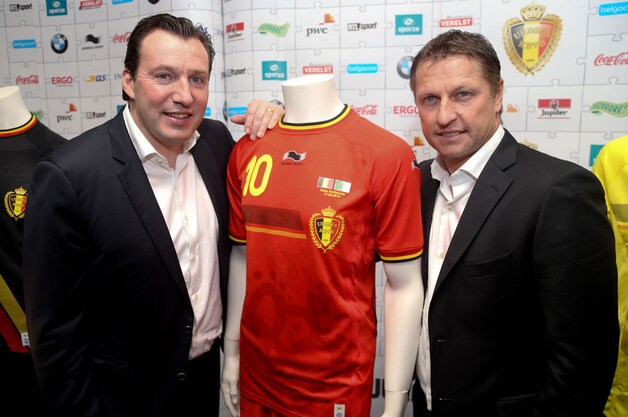 Wilmots en zijn assistent Borkelmans met het nieuwe thuisshirt van de Rode Duivels.