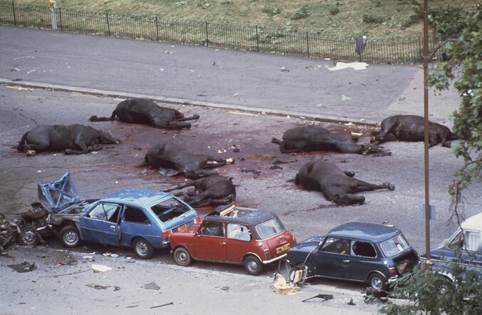 IRA-veteraan John Downey wordt verdacht van betrokkenheid bij de bomaanslag in 1982 op Britse ceremoniële troepen in het Londense Hyde Park. Bij de aanslag vonden vier militairen en zeven paarden de dood. Downey (62) werd vorig jaar op een luchthaven in Londen opgepakt, maar toonde de politie zijn vrijbrief.