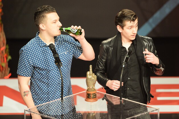 Matt Helders en Alex Turner van Arctic Monkeys bij de uitreiking van de NME Awards.