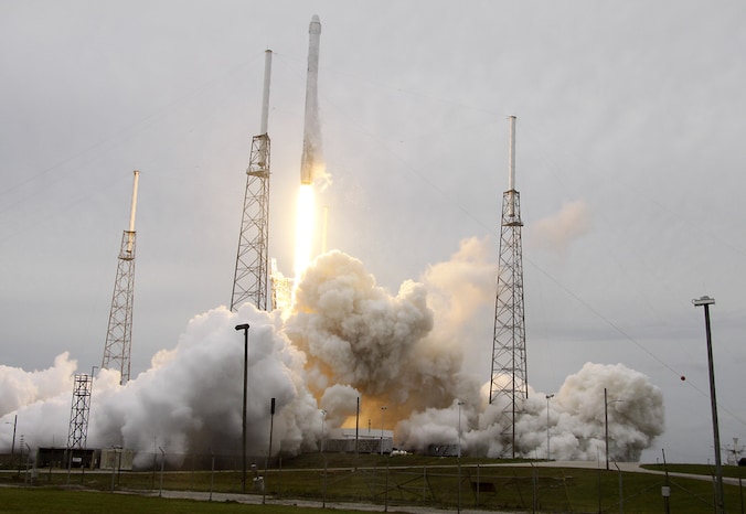 De lancering van het ruimtevrachtschip 'Dragon' van SpaceX in Cape Canaveral.