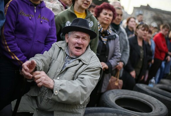 Pro-Russiche betogers voeren actie bij het gemeentehuis in Slaviansk.