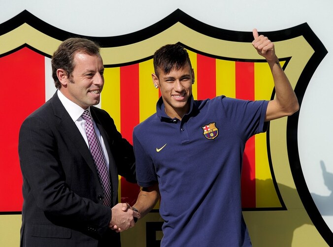 Neymar bij zijn voorstelling naast Sandro Rosell.