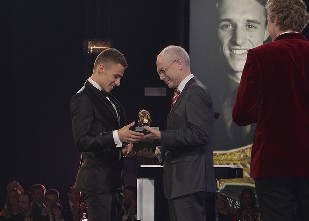 Thorgan Hazard kreeg de Gouden Schoen uit handen van de Europese president Herman Van Rompuy.