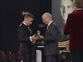 Thorgan Hazard kreeg de Gouden Schoen uit handen van de Europese president Herman Van Rompuy.