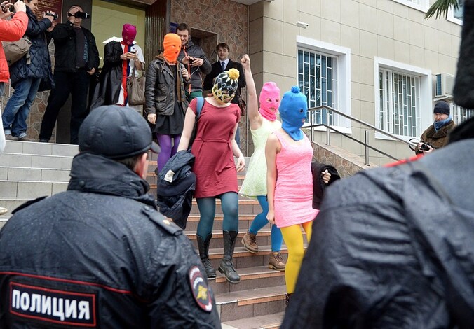 Gemaskerde leden van Pussy Riot, gisteren bij het verlaten van het politiekantoor in Adler, bij Sochi.