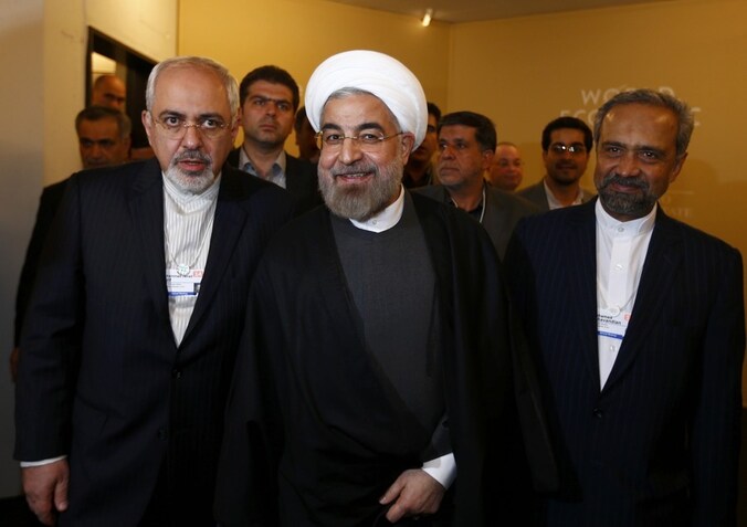 De Iraanse president Hassan Rouhani (midden) en minister van Buitenlandse Zaken Mohammad Javad Zarif (links).