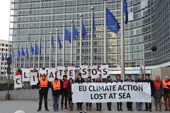 NGO-activisten demonsteren voor de gebouwen van de Europese Commissie.