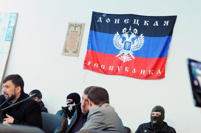 Aanhangers van de 'Donetsk Volksrepubliek' in het stadhuis van Donetsk.