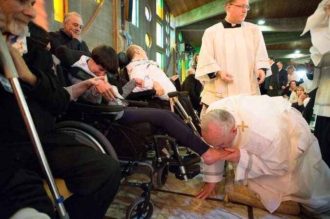 Paus Franciscus wast, zoals de traditie het wil, de voeten van twaalf mindervaliden tijdens een misviering ter ere van Witte Donderdag.