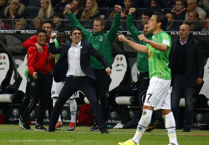 Hannover-coach Tayfun Korkut is dolblij.