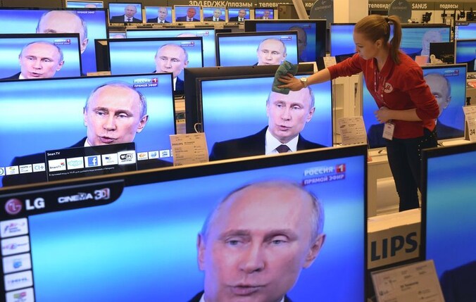 President Poetin beantwoordde vandaag op de Russische televisie vragen van kijkers. Het interview werd over heel Rusland live uitgezonden, zoals hier in een warenhuis in Moskou.